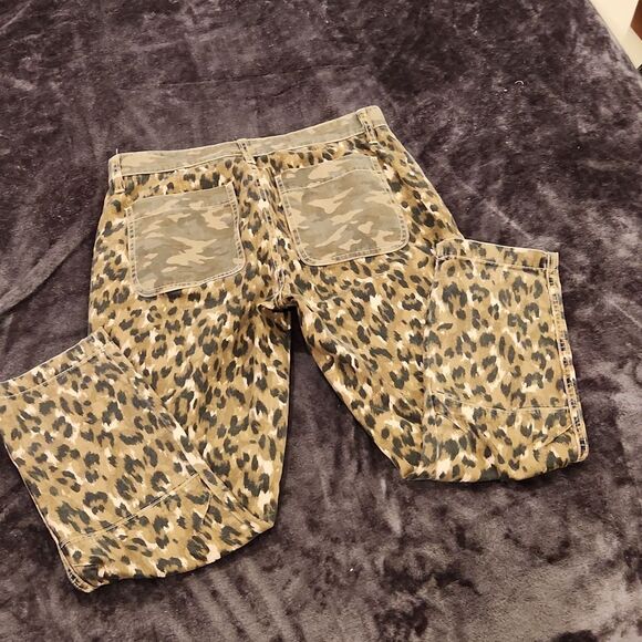 CURRENT/ELLIOTT The Clean Weslan Pantsin Camo Leopard Cropped pants size 27! - Picture 7 of 11